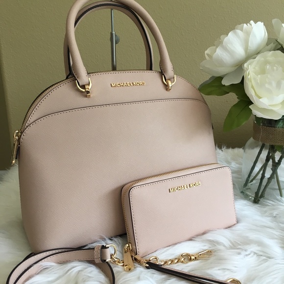 Michael Kors Handbags - Firm❗️Michael Kors Large Emmy Satchel & wallet
